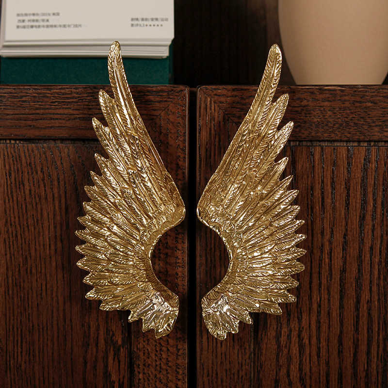 Unique Furniture Hardware Pulls - 北欧風クリエイティブな翼型真鍮製ドアハンドル 家具金具 ゴールデンワードローブ装飾 シングルホール引き出しノブ スタイリッシュでユニーク